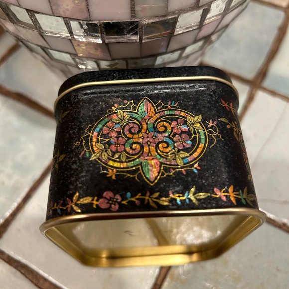SINGER Sewing Machine 4"x3" Black and Rainbow Metal Tin Accessory Can with Lid - Picture 3 of 9